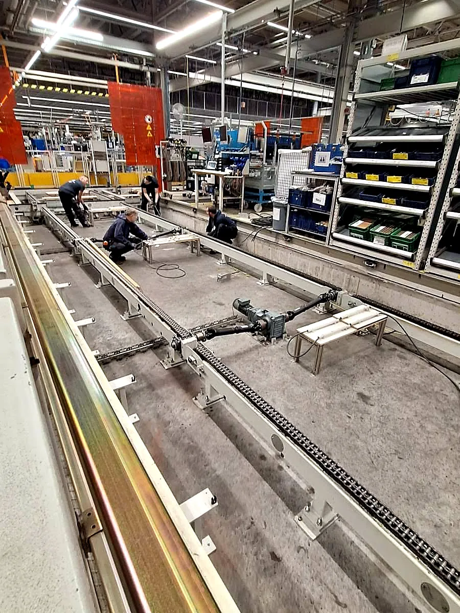 Ekipa Križanec-montaže postavlja lančanu transportnu liniju u proizvodnoj hali