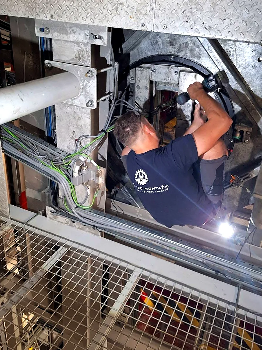 Monter Križanec-montaže radi akumulatorskim alatom unutar čelične konstrukcije