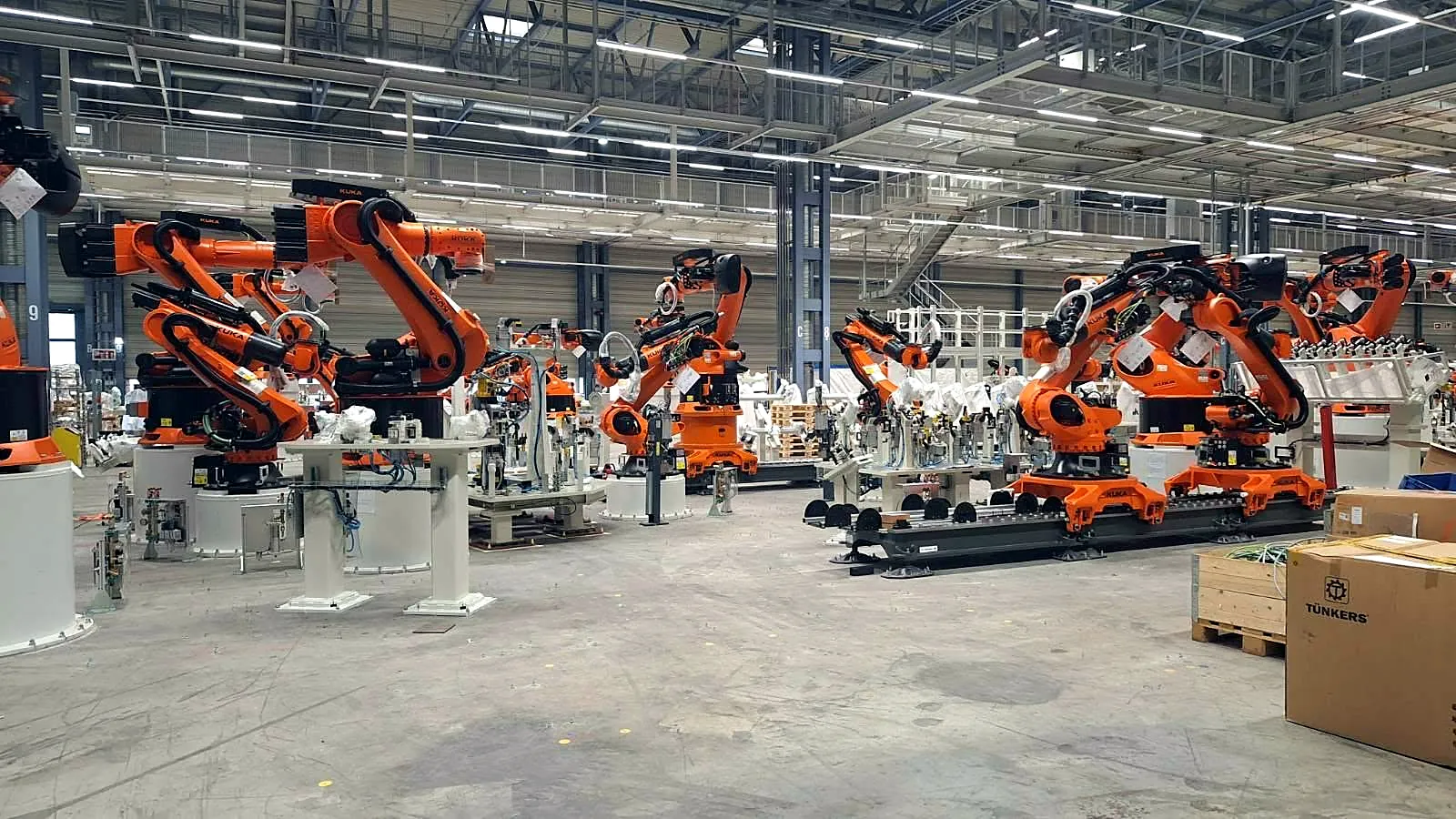 Hala s nizom industrijskih robota na postoljima tijekom montaže linije