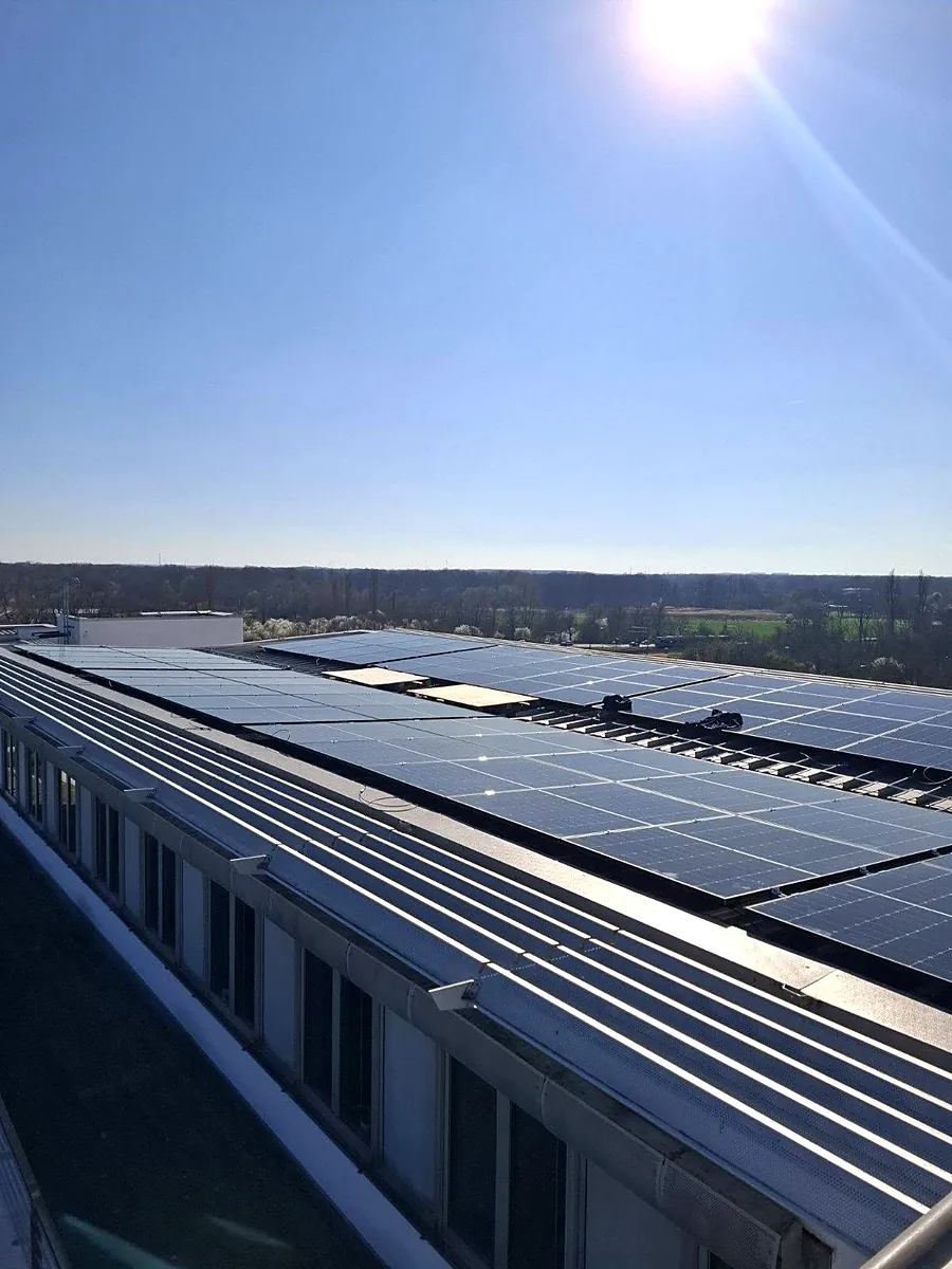 Postavljeni solarni paneli na krovu zgrade